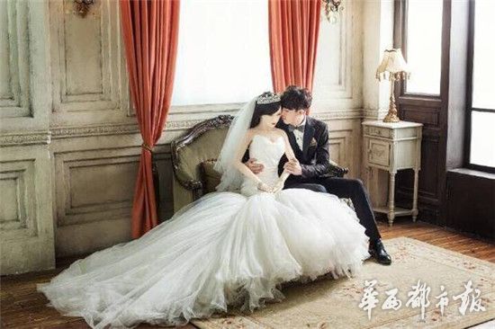 がんに侵された男性、人形の花嫁との「結(jié)婚寫真」を撮影