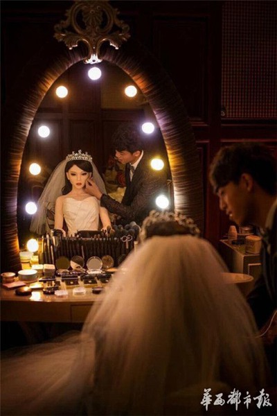 がんに侵された男性、人形の花嫁との「結(jié)婚寫真」を撮影