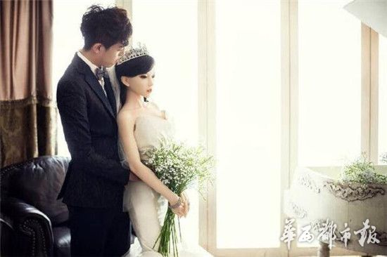 がんに侵された男性、人形の花嫁との「結(jié)婚寫(xiě)真」を撮影