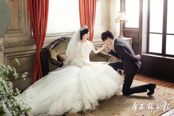 がんに侵された男性、人形の花嫁との「結(jié)婚寫(xiě)真」を撮影