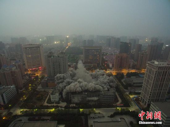 爆破に成功した中國(guó)內(nèi)最高層のビル　西安