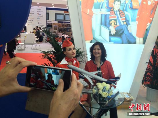 中國國際観光交易會　ロシアの美人CA注目集める