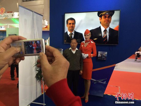 中國(guó)國(guó)際観光交易會(huì)　ロシアの美人CA注目集める