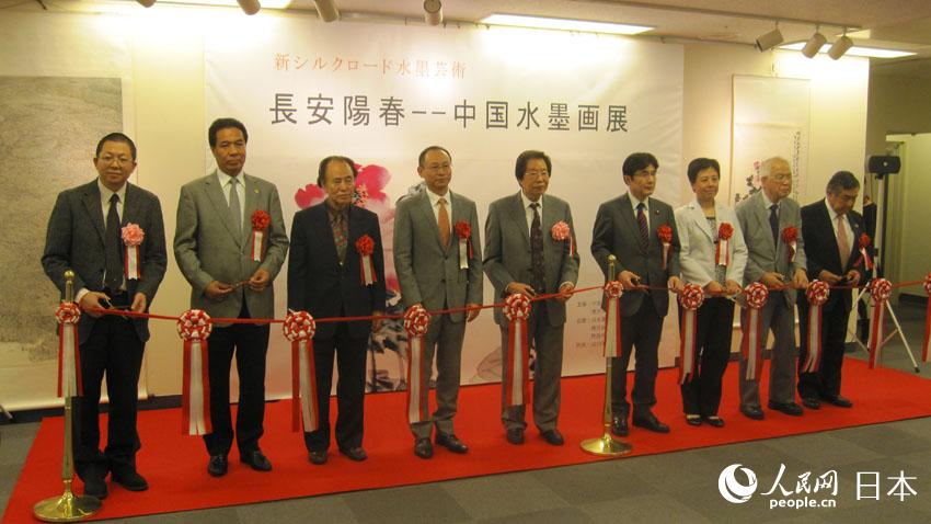 開幕式に出席したゲストと展覧會の様子