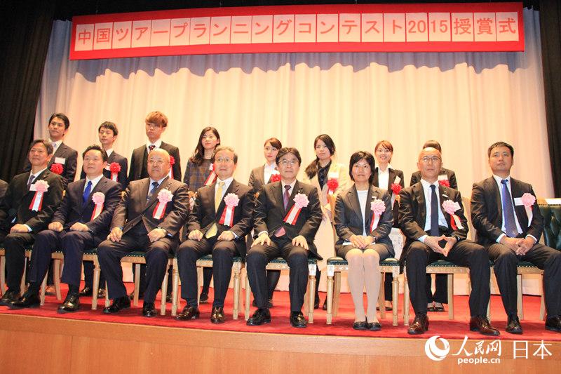 受賞者と表彰式出席者の來賓による集合寫真