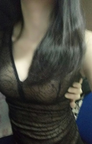 女性の「背中から手をまわして胸をタッチ」寫真がネットでブーム　