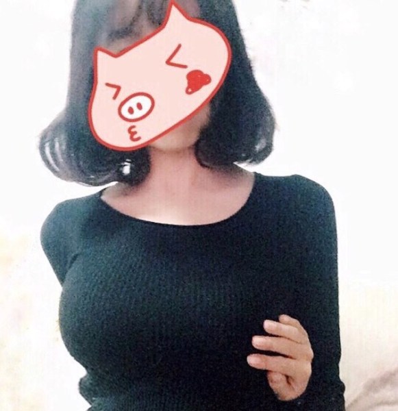 女性の「背中から手をまわして胸をタッチ」寫真がネットでブーム　