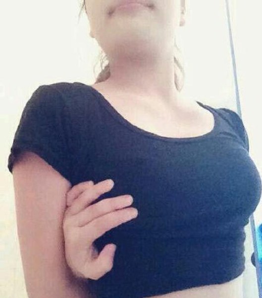 女性の「背中から手をまわして胸をタッチ」寫(xiě)真がネットでブーム　