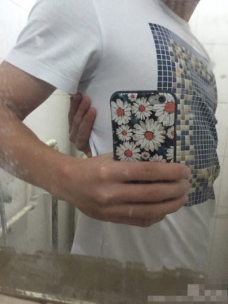 女性の「背中から手をまわして胸をタッチ」寫真がネットでブーム　