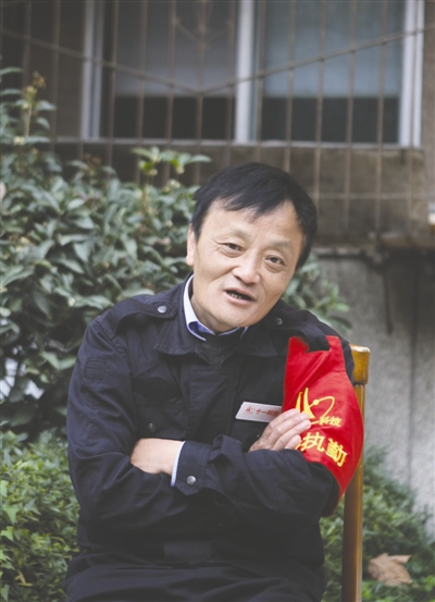 アリババの會(huì)長(zhǎng)にそっくりな団地の警備員、記念寫真に殺到　成都