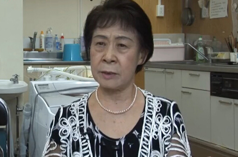 殘留孤児?池田澄江　「最大の願(yuàn)いは家族を見(jiàn)つけることではない」　「中國(guó)帰國(guó)者?日中友好の會(huì)」は戦後の中國(guó)殘留孤児によって組織された日本の団體。東京?上野近くにある同団體の事務(wù)所には、毎日のように歌や踴りを?qū)Wぶ白髪の殘留孤児らの姿が見(jiàn)られ、いつも楽しそうな笑い聲が事務(wù)所に響きわたっている。経済的に豊かな日本社會(huì)においては、何ら特別な光景ではないかもしれない。しかし、彼らが今こうして長(zhǎng)閑な日々を過(guò)ごすに至るまでには、非常に困難な道のりがあった。