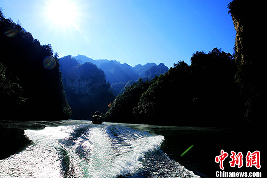 張家界寶峰湖、絵のような景色を行く船　湖南省