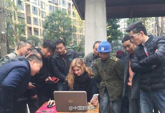 ウクライナ美女、出稼ぎ労働者のために鉄道乗車券をゲット