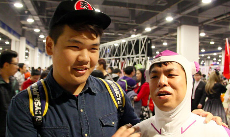 第19回動畫で魅せる「異文化融合」　清華大學(xué)大學(xué)院修士2年生　新野公介さん　10萬回、これは清華大學(xué)大學(xué)院に通うある日本人留學(xué)生が中國で制作?配信する動畫一作品の再生回數(shù)だ。熱狂的な中國人ファンも多く、北京市內(nèi)で開催されるアニメ展などに彼が顔を出せば、記念寫真を求めて多くの若者が彼を囲む。今回は、日本のサブカルチャー好きの間で秘かに人気を集め、獨(dú)自の文化交流を展開する新野公介さんをご紹介したい。[日本語版]  [中國語版]  