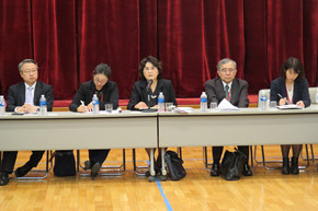 中國大學生代表団の座談會が在日中國大使館で開催