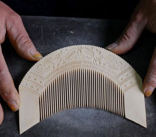 ミャオ族の木製櫛、親子3代に受け継がれる伝統(tǒng)技法