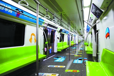 北京地下鉄14號線、かわいいイラストで専用席の表示