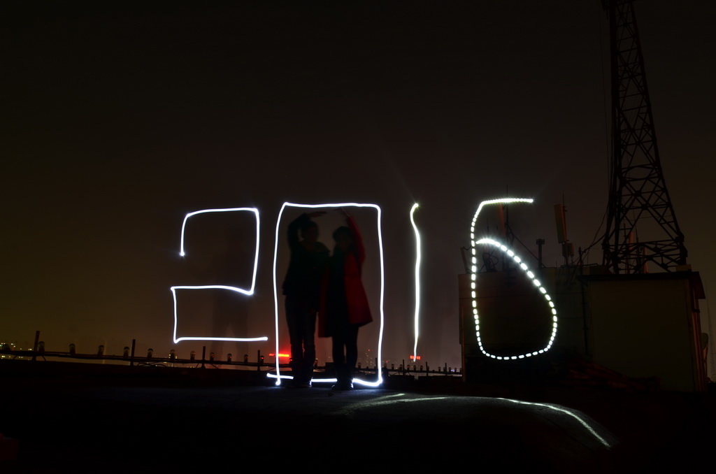 2016年を祝う全國(guó)各地の市民