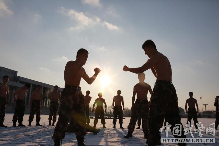 立派！雪にまみれて格闘する武裝警察訓(xùn)練生