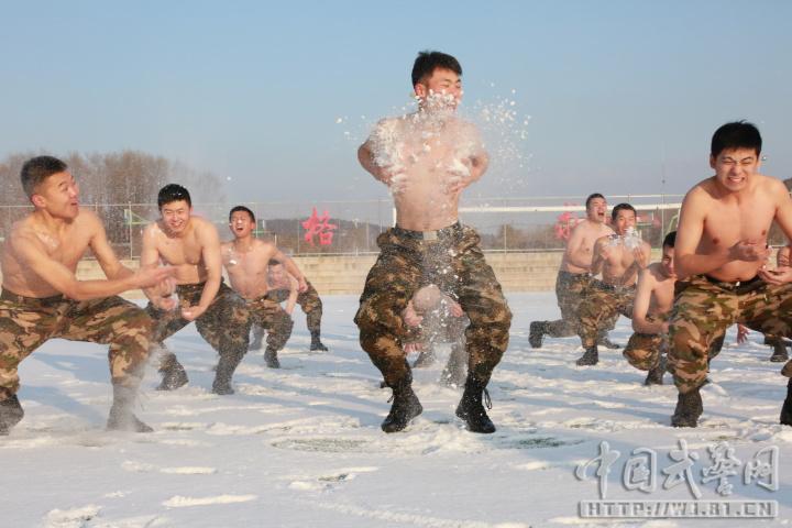立派！雪にまみれて格闘する武裝警察訓(xùn)練生