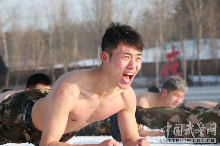 立派！雪にまみれて格闘する武裝警察訓(xùn)練生