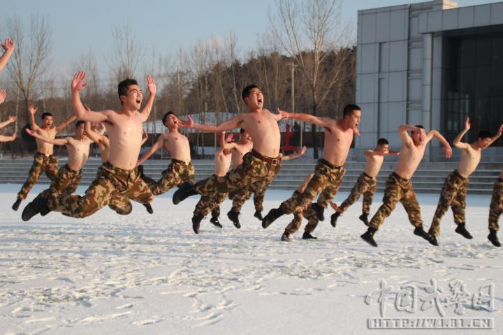 立派！雪にまみれて格闘する武裝警察訓(xùn)練生