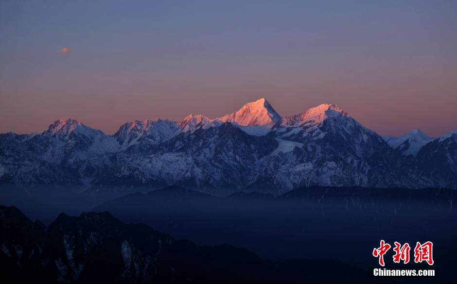 黃金に照らされる雪山、ミニヤコンカ