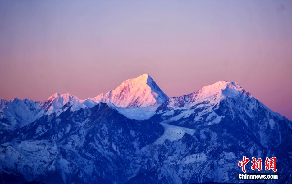 黃金に照らされる雪山、ミニヤコンカ