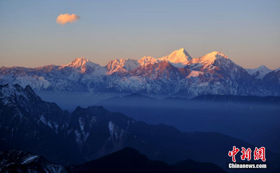 黃金に照らされる雪山、ミニヤコンカ