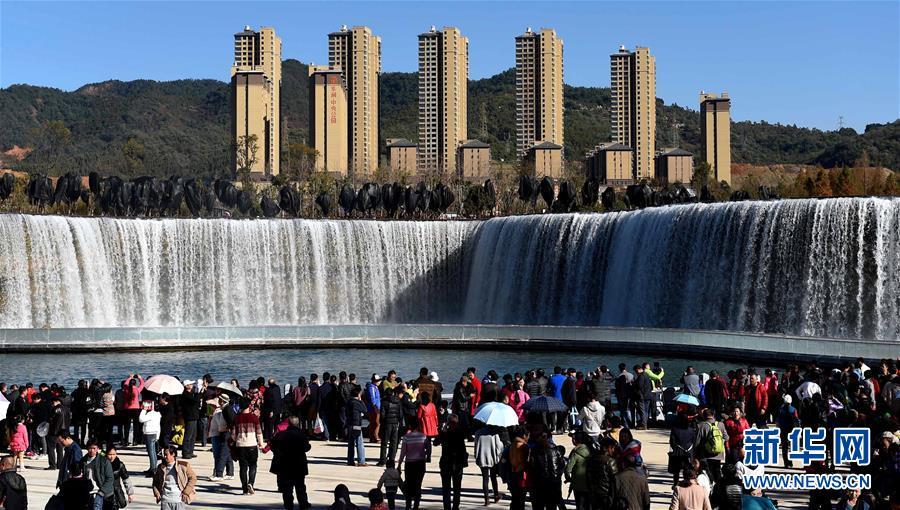 中國最大、幅400メートルの人口滝が昆明に登場