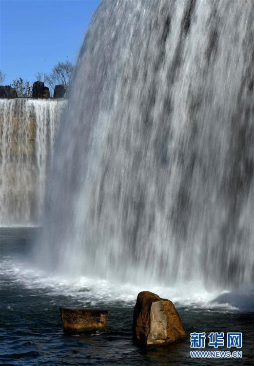 中國(guó)最大、幅400メートルの人口滝が昆明に登場(chǎng)