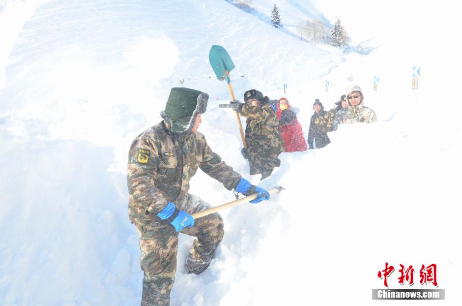 雪に閉じ込められた観光客、國境警備隊(duì)に救助される　新疆