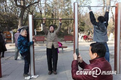 軽々と180度開腳する西安の「カンフー婆ちゃん」、まだまだ元?dú)荩?></a></td></tr><tr><td class=