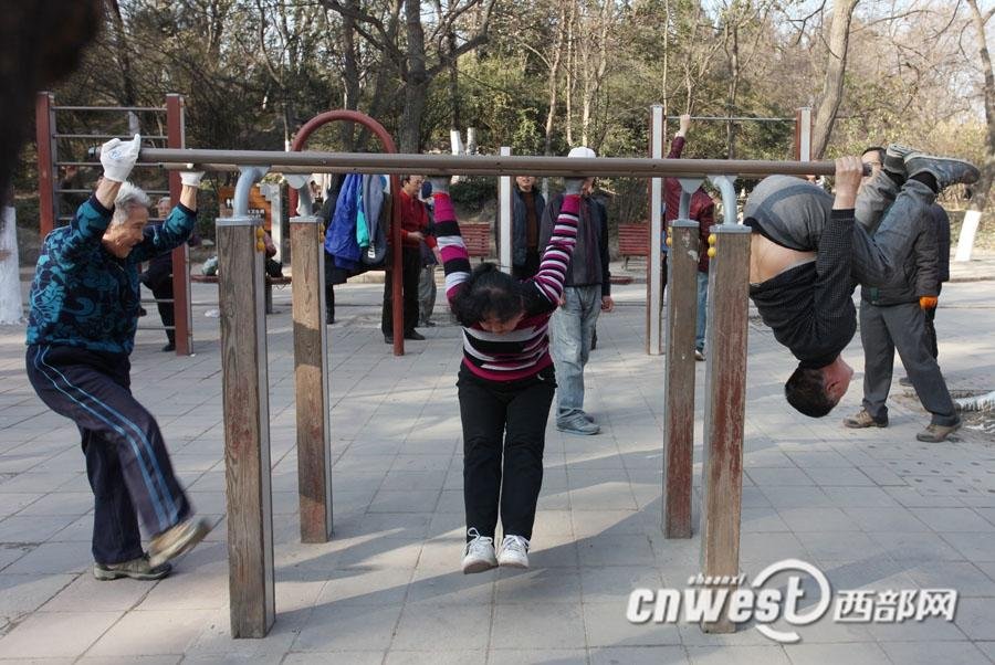 軽々と180度開腳する西安の「カンフー婆ちゃん」、まだまだ元?dú)荩?></a></td></tr><tr><td class=