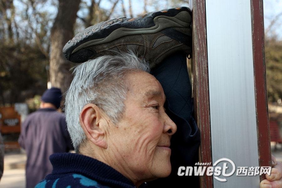 軽々と180度開腳する西安の「カンフー婆ちゃん」、まだまだ元気！