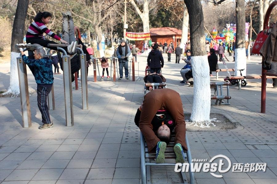 軽々と180度開腳する西安の「カンフー婆ちゃん」、まだまだ元?dú)荩?></a></td></tr><tr><td class=