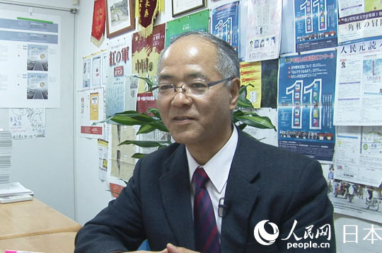 元駐重慶日本総領(lǐng)事?瀬野清水
　多くの人の目に、外交官は、華々しいと同時(shí)に謎めいた職業(yè)と映る。めまぐるしく変化する國(guó)際的な舞臺(tái)で活躍し、國(guó)交の重任を背負(fù)う。だが元駐重慶日本総領(lǐng)事で中國(guó)通の大ベテランである瀬野清水氏によれば、外交官にとっては、普通の人々の中に入っていくことも重要な一面となる。瀬野氏は、出會(huì)った人すべてと誠(chéng)意をもって...