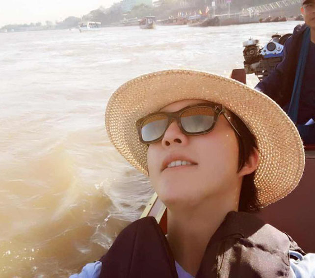 黃金の三角地帯で象に乗るユンディ?リー、大自然と親しむ