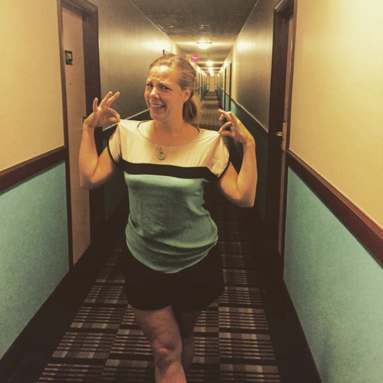 色がまるカブり！ホテルの廊下で困惑顔の女性がネットで人気