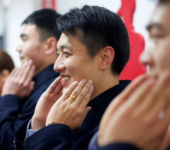 春運(yùn)の男性乗務(wù)員、マルチな活躍で大奮闘