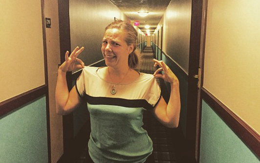 色がまるカブり！ホテルの廊下で困惑顔の女性がネットで人気