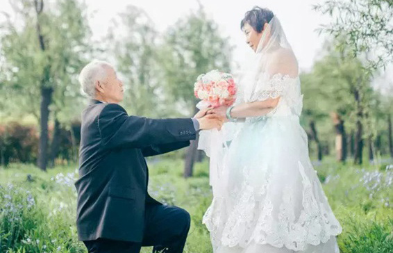 來(lái)世もあなたと共に、70代の「結(jié)婚寫真」