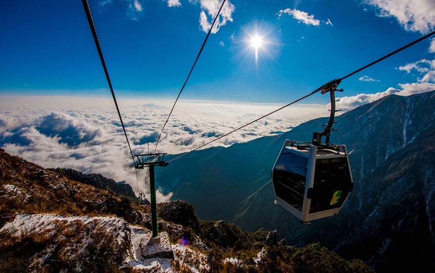 氷に封印された「水晶の世界」、観光客を魅了する蒼山の雪景色