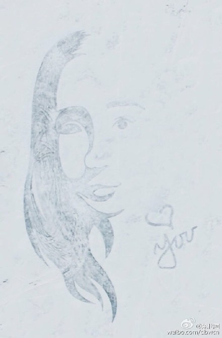 雪原に車2臺(tái)で彼女の似顔絵を描き、バレンタイン告白