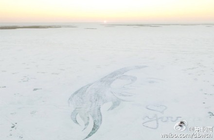 雪原に車2臺(tái)で彼女の似顔絵を描き、バレンタイン告白