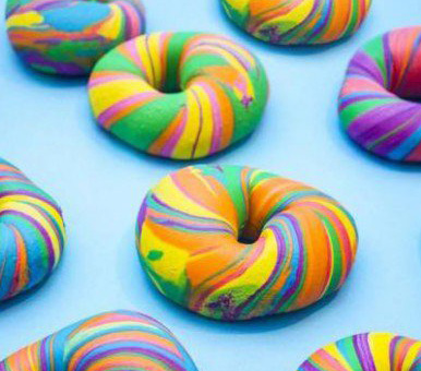 NY発、最も美しい「レインボーベーグル」が新たなお菓子として人気