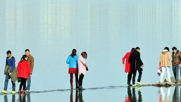 贛江に「水落石出」現(xiàn)象現(xiàn)る、「水上散歩」を楽しむ市民ら