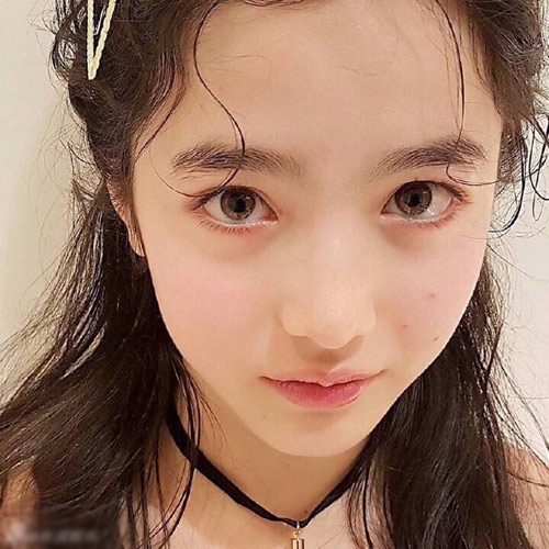 日仏混血の少女モデルがネットで人気