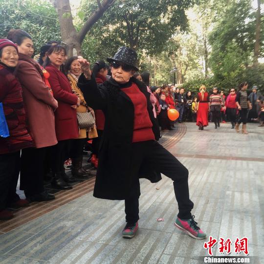 「イケてる婆ちゃんモデル」が公演に集合　四川省