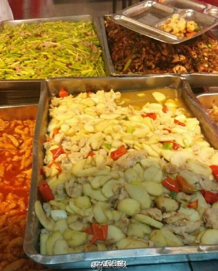 西南政法大學(xué)の食堂の珍メニュー、今回はバナナとリンゴの鶏肉料理